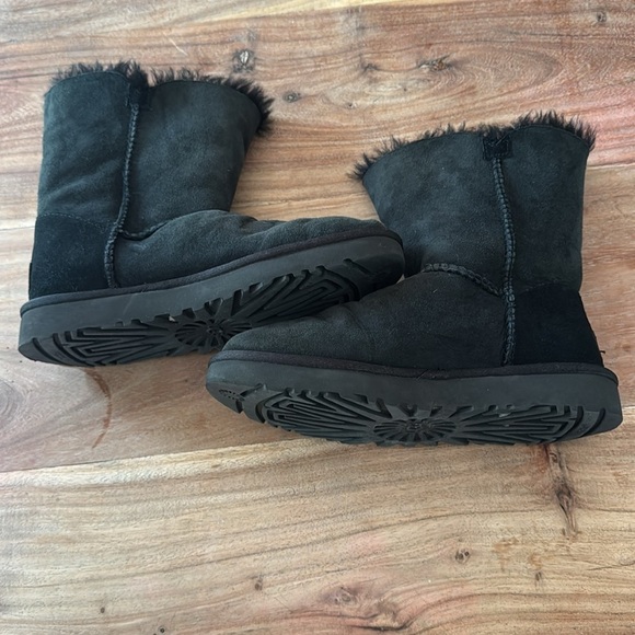 UGG | Bailey Button II | Black | size 6 - Picture 5 of 9